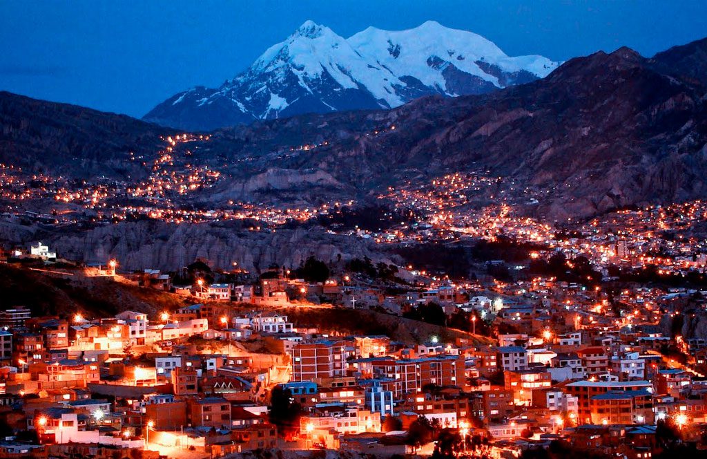 La Paz, al fondo el volcán El Illimani