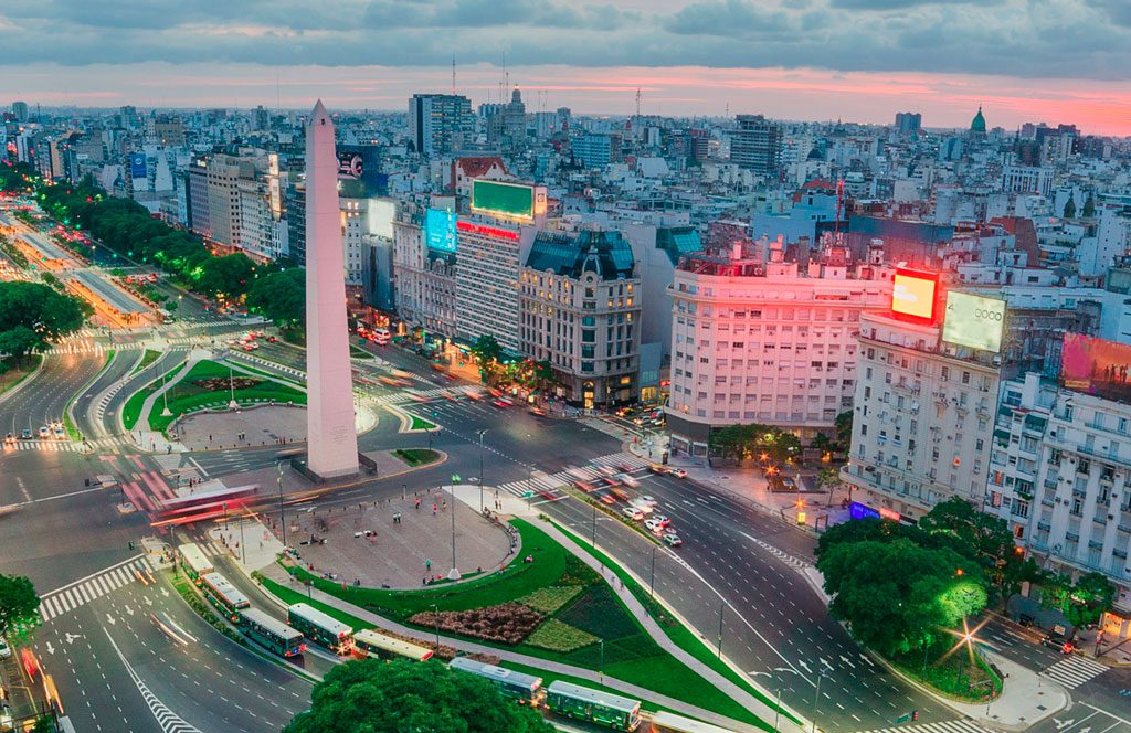 Vista de Buenos Aires, destacando La Plaza de la República, donde se encuentra el Obelisco, ubicado en la intersección de la Av 9 de Julio y la Av Corrientes