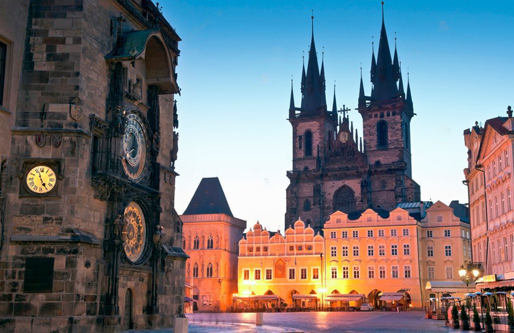 Ayuntamiento Antiguo, Plaza del Pueblo e Iglesia de cuento de hadas de nuestra Señora de Tyn
