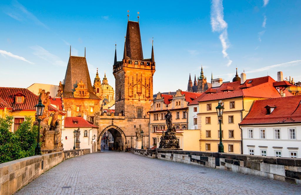 Praga. Puente Carlos con su estatuilla, la Torre Puente de la Ciudad Menor y la Torre del Puente Judith