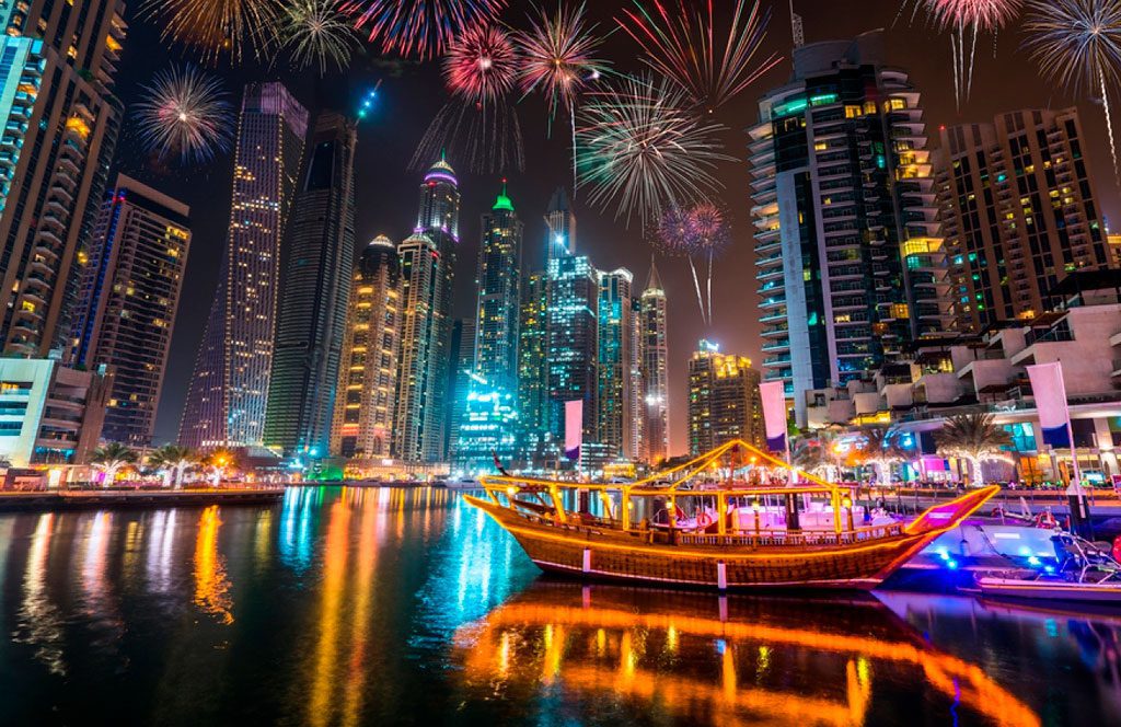 Exhibición de fuegos artificiales en el puerto deportivo de Dubái en la noche