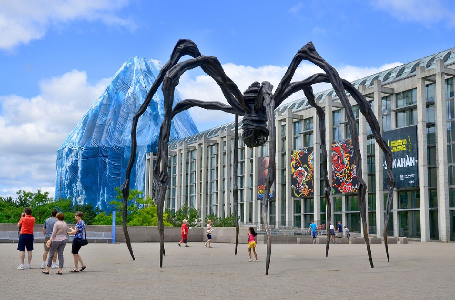 Maman, la araña en la entrada a la Galería Nacional de Canadá en Ottawa