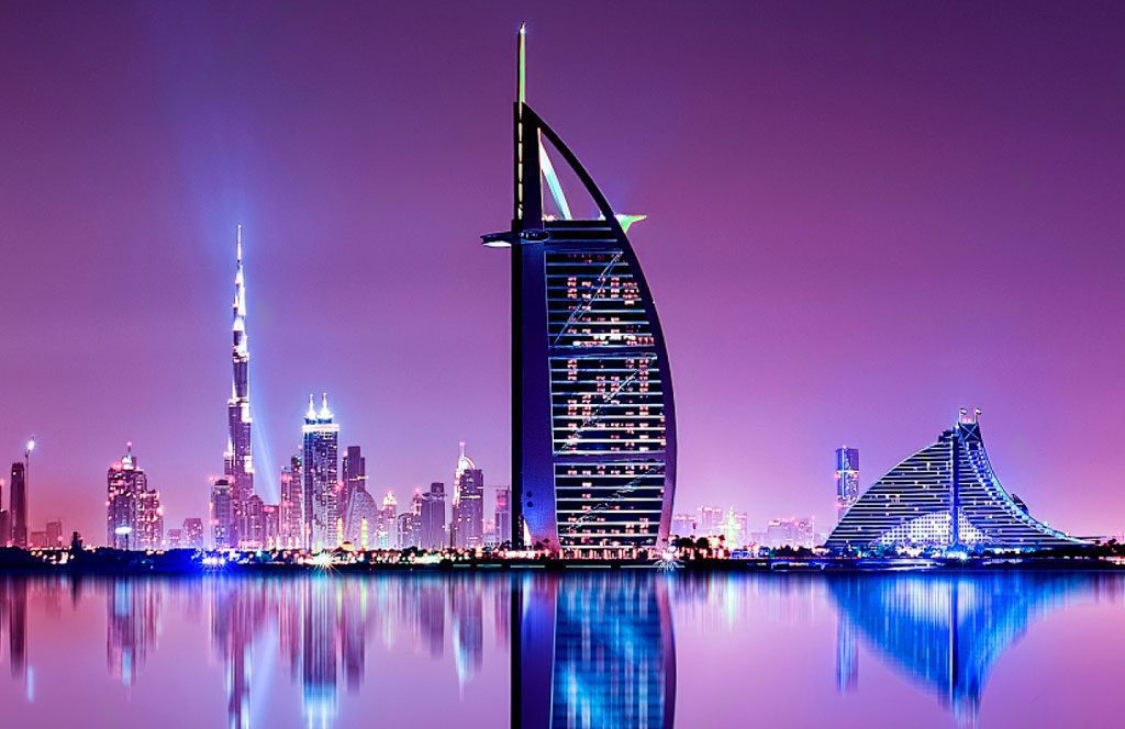 Dubái. Múltiples edificios más altos durante la noche. La isla Palm, Emiratos Árabes Unidos