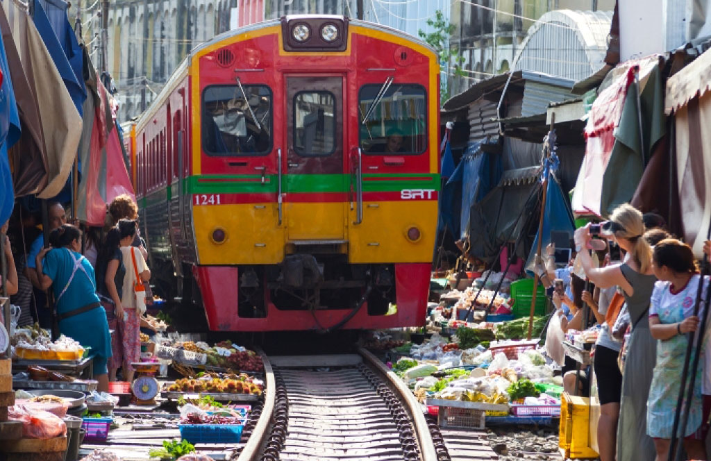 Los famosos mercados ferroviarios de Mae klong. Tailandia